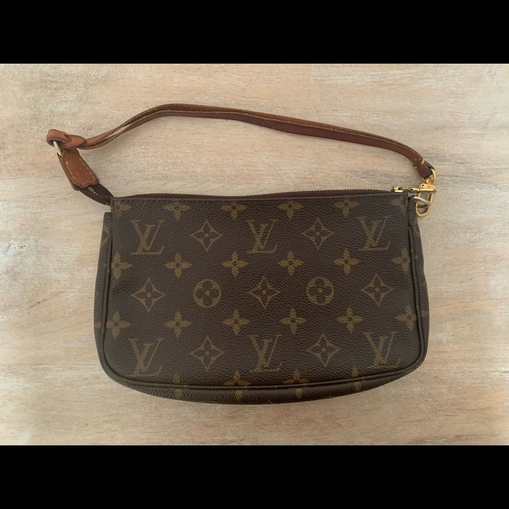 AUTHENTIC Louis Vuitton Pochette shoulder bag